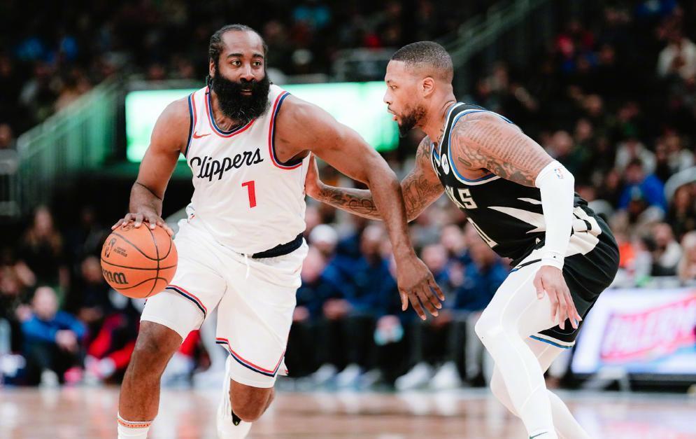 雄鹿球星三分绝杀，全场观众热烈欢呼，比较上海只有我们自己.-视频直播